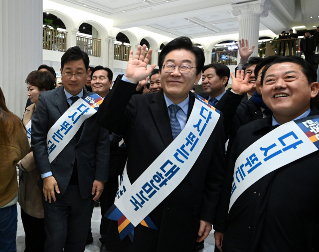 더불어민주당 이재명 대표와 의원들이 24일 오전 서울 서초구 고속버스터미널에서 설 귀성 인사를 하고 있다. 연합뉴스