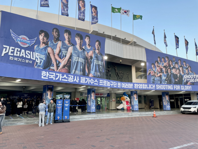 지난 16일 주말& 팀이 24-25 한국 프로농구 정규 리그로 대구 한국가스공사-수원 KT전이 열리는 대구 실내체육관을 찾았다.