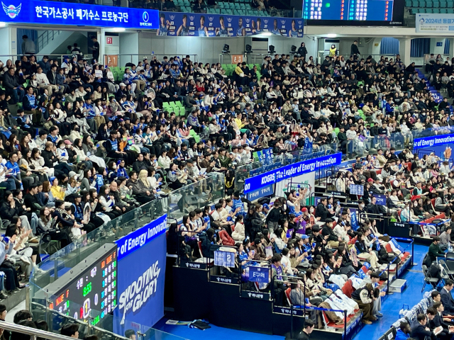 지난 16일 대구실내체육관에서 열린 대구 가스공사와 수원kt 경기가 열렸다. 수많은 관중들이 좋아하는 팀을 응원하기 위해 경기장을 찾았다.