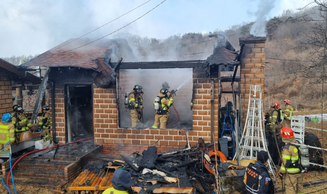 지난달 28일 낮 12시 51분쯤 안동시 예안면 한 주택에서 화재가 발생해 소방대원들이 진화 작업을 벌이고 있는 모습. 매일신문 DB