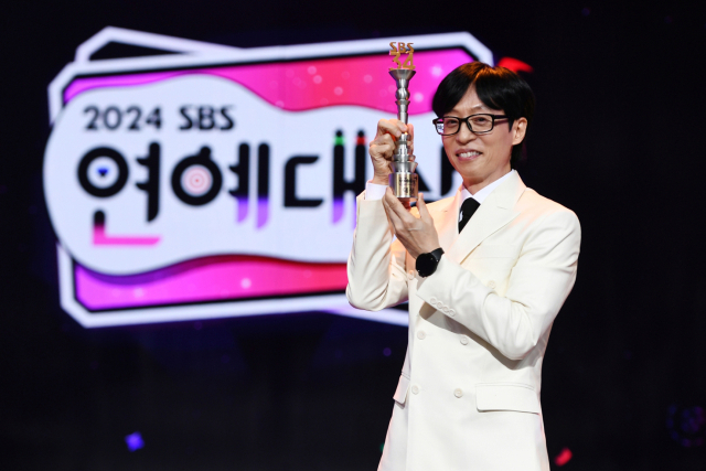 2024 SBS 연예대상 받은 유재석. SBS 제공