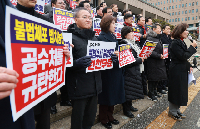 국민의힘 나경원 의원이 16일 오후 경기도 정부과천청사 내 공수처를 항의 방문, 규탄 발언을 하고 있다. 연합뉴스