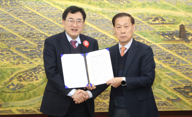 주낙영 경주시장(왼쪽)과 이경섭 계명대학교경주동산병원장이 1월 31일 경주시청 대외협력실에서 의료기관 혈액공급소 운영 지원사업 업무 협약식 후 기념촬영을 하고 있다.