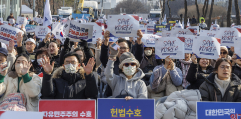 [계엄 두 달] '李 재판 지연' 사법시계 차별…2030세대 보수층 결집 이끌어