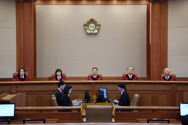 지난달 23일 서울 종로구 헌법재판소에서 이진숙 방송통신위원장 탄핵심판사건 선고기일 재판이 열리고 있다. 재판관석에는 정정미, 이미선, 문형배, 김형두, 정형식 헌재 재판관이 참석해 있다. 연합뉴스
