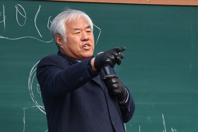 전광훈 사랑제일교회 목사가 26일 서울 종로구 세종대로에서 열린 광화문 전국 주일 연합예배에서 발언하고 있다. 연합뉴스