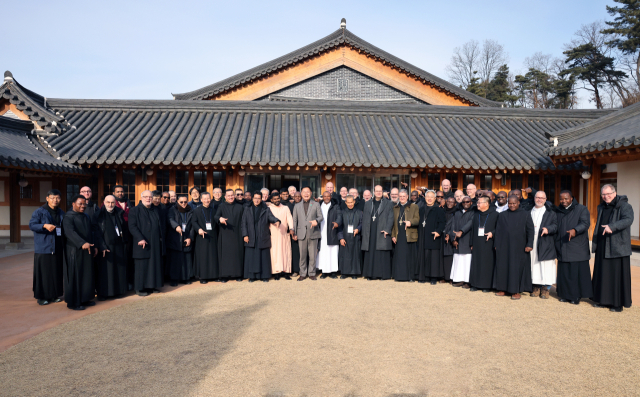 김재욱 칠곡군수(가운데)가 성 베네딕도회 오틸리엔 연합회 수도자들과 함께 향사아트센터에서 