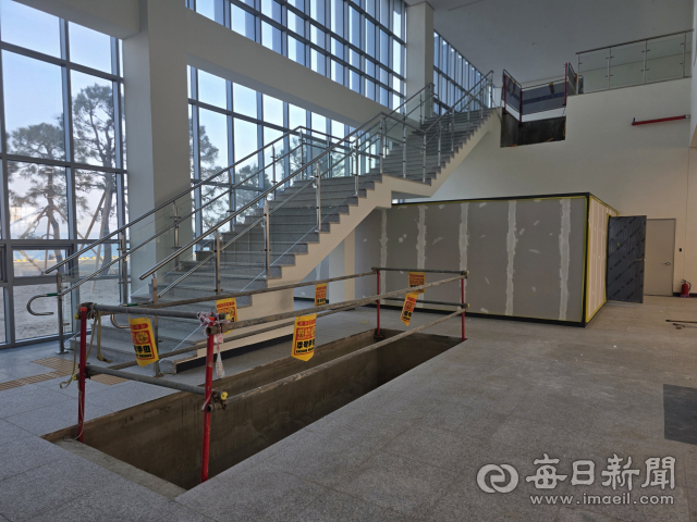 포항 영일만항에 건설 중인 포항국제여객선터미널이 예산 부족으로 현재 내부 마감을 못하고 있다. 신동우 기자