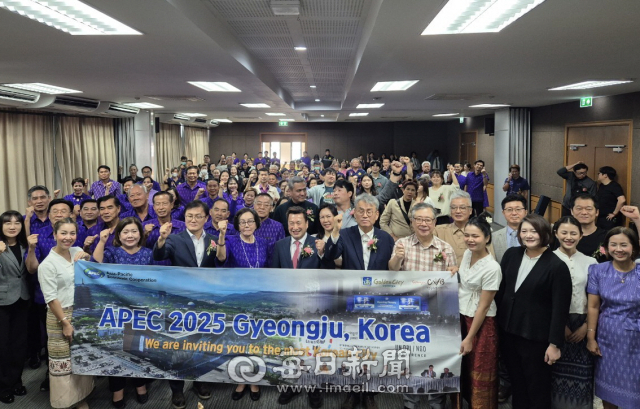 세계 축제 관련 지도자들이 3월 경주에서 한자리에 모인다. 사진은 올 1월 태국 핏사눌록주에서 개최된 2025 세계문화유산도시 야간형 축제 컨퍼런스에서 송호준 경주부시장 등 관계자들이 APEC 정상회의 성공개최를 응원하고 있다.경주시 제공