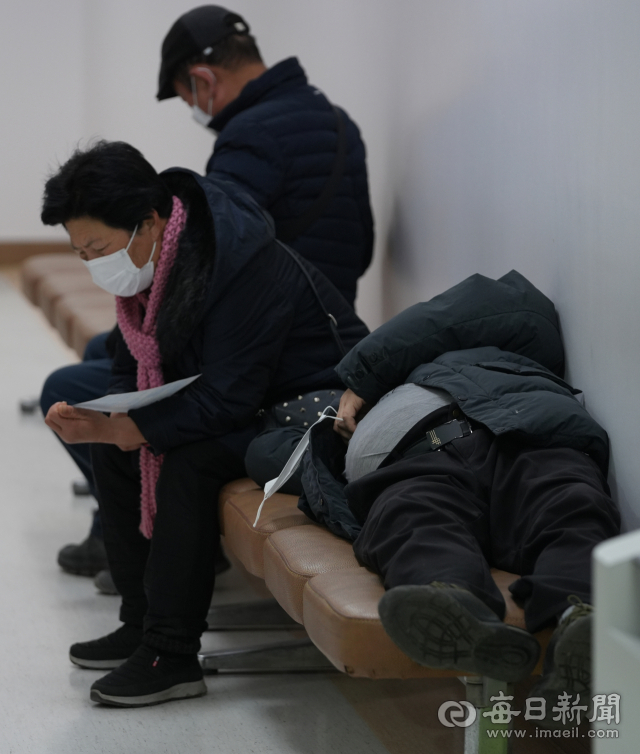 의정갈등이 계속되며 전공의 이탈 상황이 1년째 지속되고 있는 4일 대구 한 대학병원에서 내원한 시민들이 진료를 받기위해 대기하고 있다. 안성완 기자 asw0727@imaeil.com