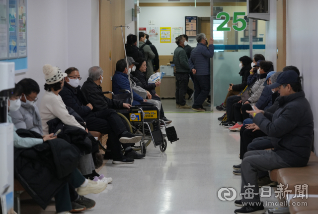 대구 한 대학병원에서 내원한 시민들이 진료를 받기위해 대기하고 있다. 안성완 기자 asw0727@imaeil.com