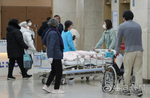 1년 새 갑자기 늘어난 사망자 수…정부·의료계 갑론을박, 왜?