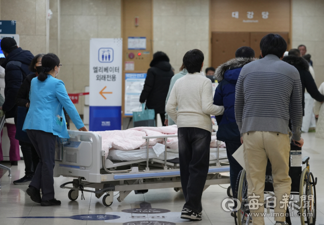 의정갈등이 계속되며 전공의 이탈 상황이 1년째 지속되고 있는 4일 대구 한 대학병원에서 입원 환자가 이송 중인 모습이다. 안성완 기자 asw0727@imaeil.com