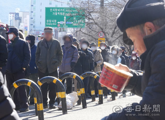 매서운 한파가 찾아온 4일 대구 달서구 두류공원 사랑해밥차 무료급식소를 찾은 어르신들이 점심 배식을 받기 위해 줄을 서고 있다. 지난 3일 통계청이 발표한 자료에 따르면 2023년 가처분소득 기준 65세 이상 노인의 