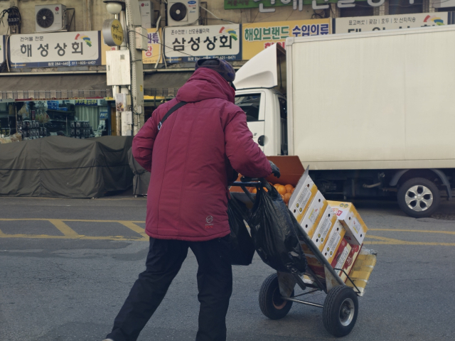 배달기사나 주차관리요원 등 야외에서 생업을 이어가는 이들은 한파를 고스란히 감당하고 있다. 앞서 겨울 독감이 유행하던 상황에서 이날 한파까지 겹치면서 일각에서는 독감의 단골 합병증으로 꼽히는 폐렴 확산 우려가 나온다. 대구가 아침 최저기온 -8도를 기록한 4일 오후 중구 서문시장에서 한 상인이 물건을 옮기고 있다. 김지효 기자