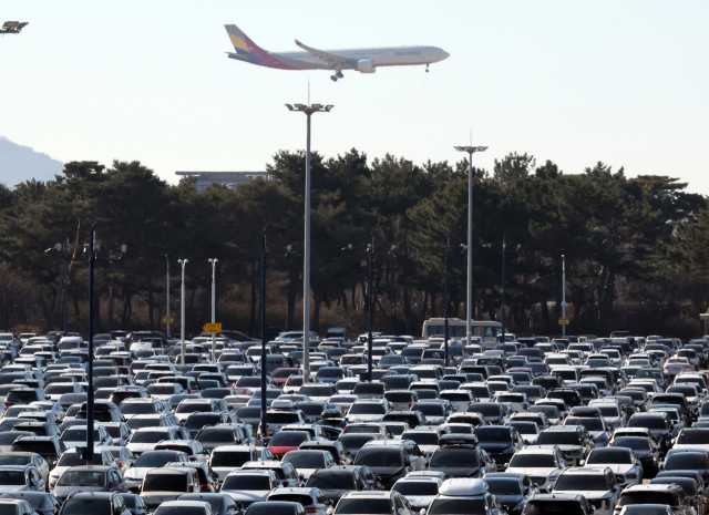 인천국제공항 제1여객터미널 장기주차장이 이용객 차량으로 꽉 차 있다. 연합뉴스