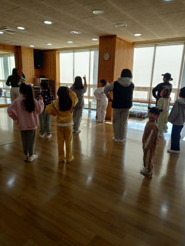 지난 4일 밀양시 드림스타트 아동과 부모가 함께 KPOP 댄스 프로그램에 참여하고 있다. 밀양시 제공