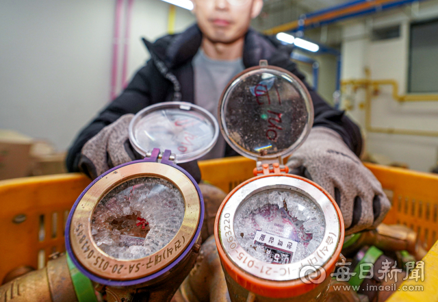 지난 2월 5일 대구상수도사업본부 동부사업소 직원이 수도관 동파 신고가 접수된 주택 곳곳에서 얼어붙은 수도계량기를 수거해 정리하고 있다. 안성완 기자 asw0727@imaeil.com
