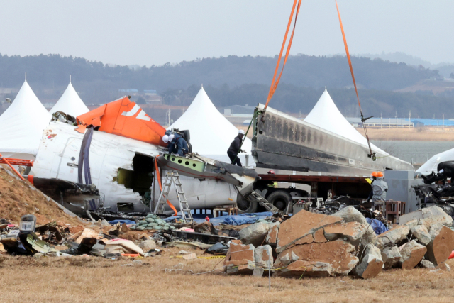 15일 오전 제주항공 참사 현장에서 항공철도사고조사위원회 관계자들이 기체 잔해를 수습하고 있다. 연합뉴스