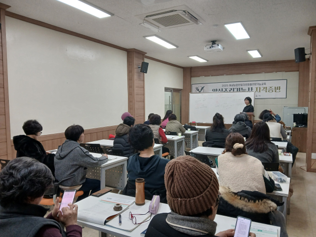 지난 3일 영양군농업기술센터에서 지역 여성 농업인들이 양식조리기능사 자격증반 수업을 듣고 있다. 영양군 제공