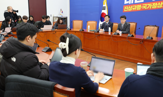 더불어민주당 진성준 정책위의장이 6일 국회에서 열린 정책현안 기자간담회에서 발언하고 있다. 연합뉴스