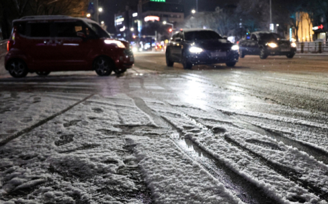 지자체, 새해 한파에 '도로 결빙' 예방에 고삐…