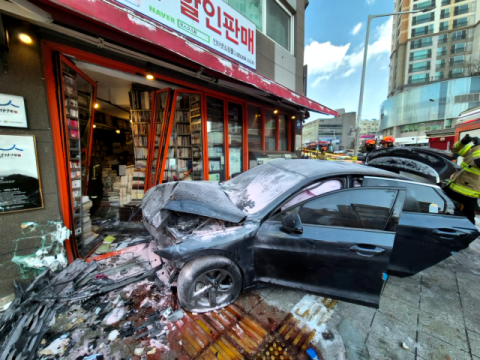 눈길 '무면허' 운전한 10대, 상가 건물로 돌진…70대 행인 2명 부상
