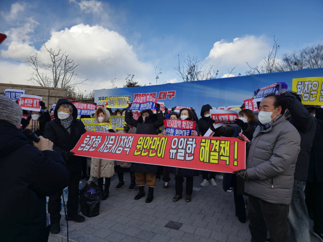 7일 대구 서문시장 동산상가 상인 70여명은 대구시 산격청사 앞에서 서문시장역 확장공사 원안 추진을 촉구하는 집회를 열었다. 매일신문 DB.