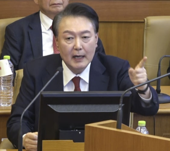 윤석열 대통령이 지난달 6일 서울 종로구 헌법재판소에서 열린 윤 대통령 탄핵 심판 6차 변론에서 증인으로 출석한 곽종근 전 육군 특수전사령관의 답변을 들은 뒤 발언을 하고 있다. 헌법재판소