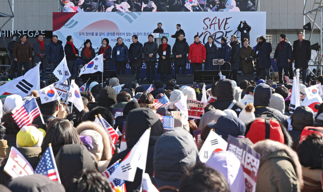 8일 동대구역 광장에서 열린 국가비상기도회에 이철우 경북도지사와 국민의힘 대구·경북 국회의원 등이 연단에 올라 집회 참가자들에게 인사하고 있다. 김영진 기자 kyjmaeil@imaeil.com