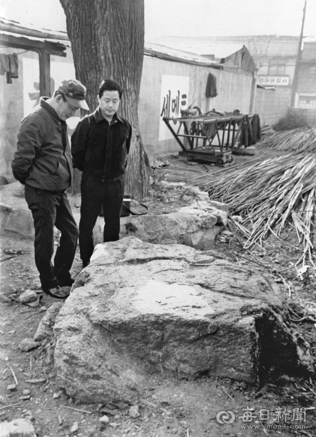 1973년 1월 31일 오전 칠성바위 유적 발굴 조사단이 대구 중구 태평로 2가 1-1번지 시민회관 신축부지에서 제일 먼저 발굴할 바위를 둘러보고 있다. 사진=매일아카이빙센터