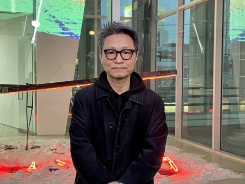 전시장 앞에 선 윤영화 작가. 이연정 기자