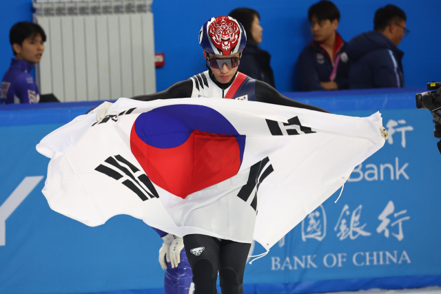 8일 중국 하얼빈 헤이룽장 빙상훈련센터 다목적홀에서 열린 하얼빈 동계아시안게임 쇼트트랙 남자 1,500m 결승에서 박지원이 금메달을 따낸 뒤 태극기를 들고 경기장을 누비고 있다. 연합뉴스