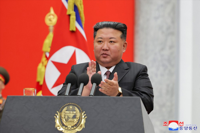 김정은 북한 국무위원장이 지난 8일 조선인민군창건(건군절) 77주년을 맞아 국방성을 축하 방문하고 장병들을 고무격려했다고 조선중앙통신이 9일 보도했다. 연합뉴스
