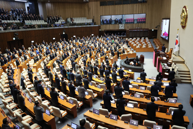 3일 국회 본회의장에서 열린 제422회국회(임시회) 개회식에서 의원들이 국기에 경례하고 있다. 연합뉴스