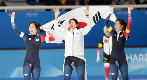 빙속 간판 김민선·기대주 이나현 나란히 2관왕