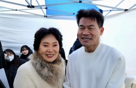 전여옥, 洪 대신 동대구역 온 부인 향해 