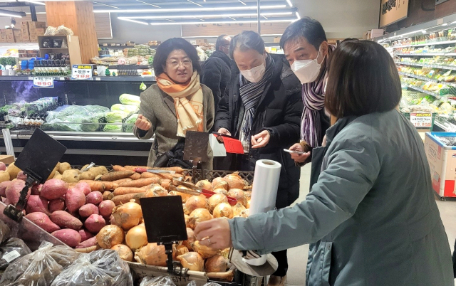 일본 사쓰마센다이시 관계자가 창녕군을 방문해 농산물·가공품 수출입을 위한 사전답사를 하고 있는 모습. 창녕군 제공