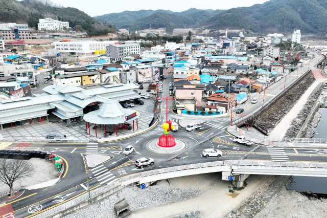 청송군 청송읍 청송시장 옆에 설치된 회전교차로. 다리를 포함해 5개의 길이 이어지고 있고 불법 주·정차 차량이 있을 경우 도로 자체가 마비가 된다. 청송군 제공