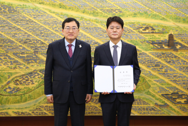 주낙영 경주시장이 10일 신임 HICO 사장인 윤승현(사진 우측) 전 한남대 교수에게 임명장을 수여한 후 기념 촬영을 하고 있다.경주시 제공