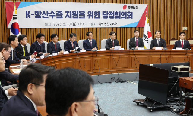 국민의힘 권성동 원내대표(오른쪽 네번째)가 10일 국회에서 열린 