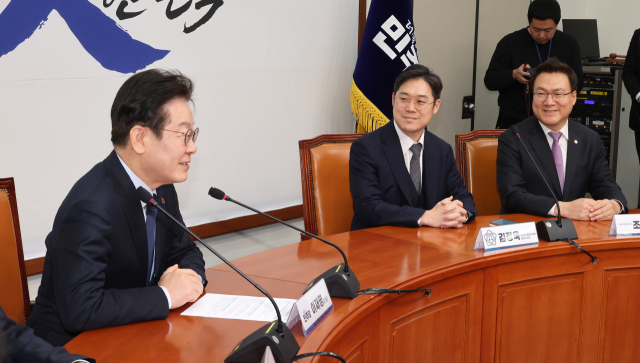 더불어민주당 이재명 대표(왼쪽)가 10일 국회 당 대표실을 예방한 김정욱 신임 대한변호사협회장 당선인을 접견하고 있다. 오른쪽은 조순열 서울지방변호사회 회장. 연합뉴스