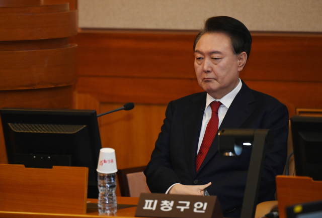 윤석열 대통령이 6일 서울 종로구 헌법재판소에서 열린 탄핵심판 6차 변론에 출석해 생각에 잠겨 있다. 연합뉴스