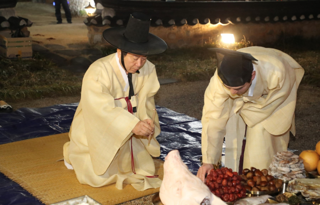 권기창 안동시장은 11일 자정, 정월대보름인 12일 첫 새벽에 안동 웅부공원 신목에 제사를 올리면서 시민 안녕과 풍요를 기원한다. 안동시 제공