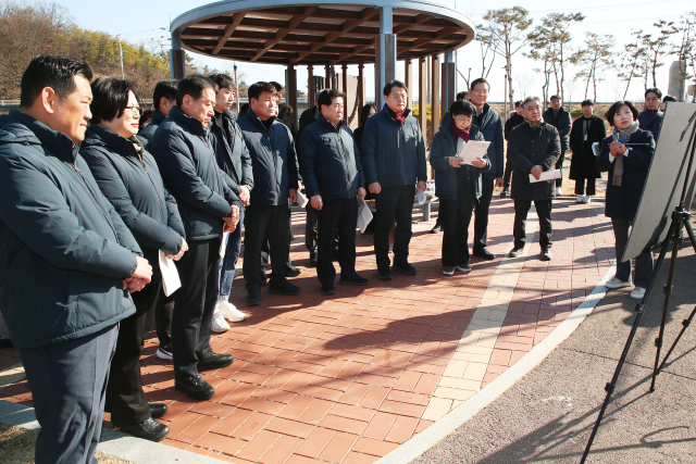 밀양시의원들이 수산제 역사공원 조성 사업 관련 설명을 청취하고 있다. 밀양시의회 제공