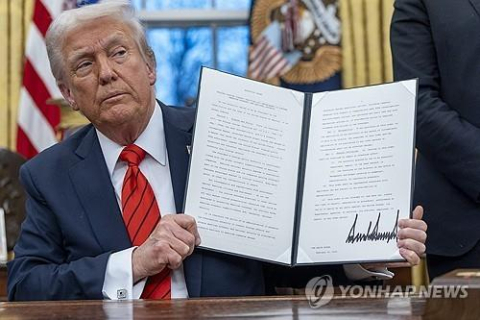 트럼프 반도체법에도 손 대나? 삼성전자·SK하이닉스도 '촉각'