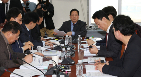 'K칩스법' 국회 소위 통과…반도체 기업 세액공제율 5%p ↑