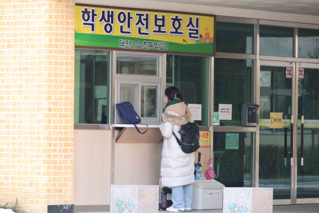 11일 오전 초등생 1학년 여아가 숨진 대전 서구 한 초등학교 학생안전보호실 앞에 한 사람이 서성이고 있다. 지난 10일 오후 5시 50분께 이 학교에서 초등학교 1학년생인 A(8)양이 흉기에 찔려 심정지 상태로 발견됐으나 숨졌다. 경찰은 현장에서는 다친 채 발견된 교사 B(40대)씨가 A양을 찌른 뒤 자해한 것으로 보고 자세한 사건 경위를 조사하고 있다. 연합뉴스
