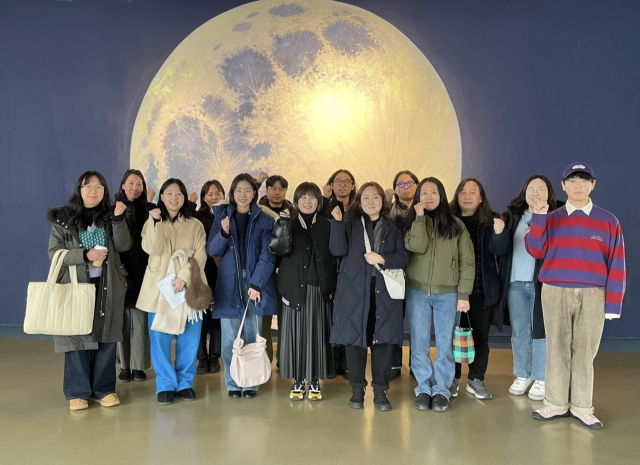 대구예술발전소 레지던시 15기 입주작가들이 파이팅을 외치고 있다. 대구문화예술진흥원 제공