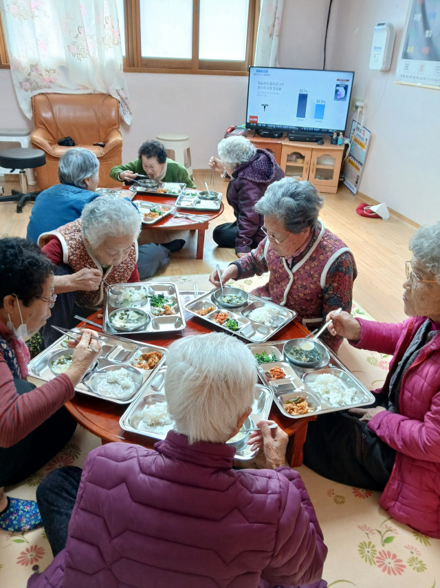 의성군은 이달부터 지역 경로당 26곳을 대상으로 경로당 노인들에게 점심을 제공하는 중식 지원 사업을 시작했다. 의성군 제공.